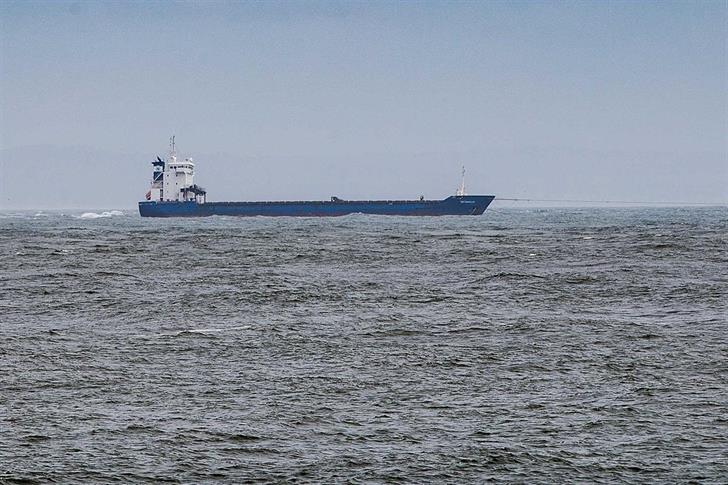 Navio que estava encalhado em Lisboa já flutua