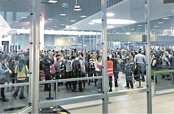 Filas no aeroporto voltam a ultrapassar as duas horas