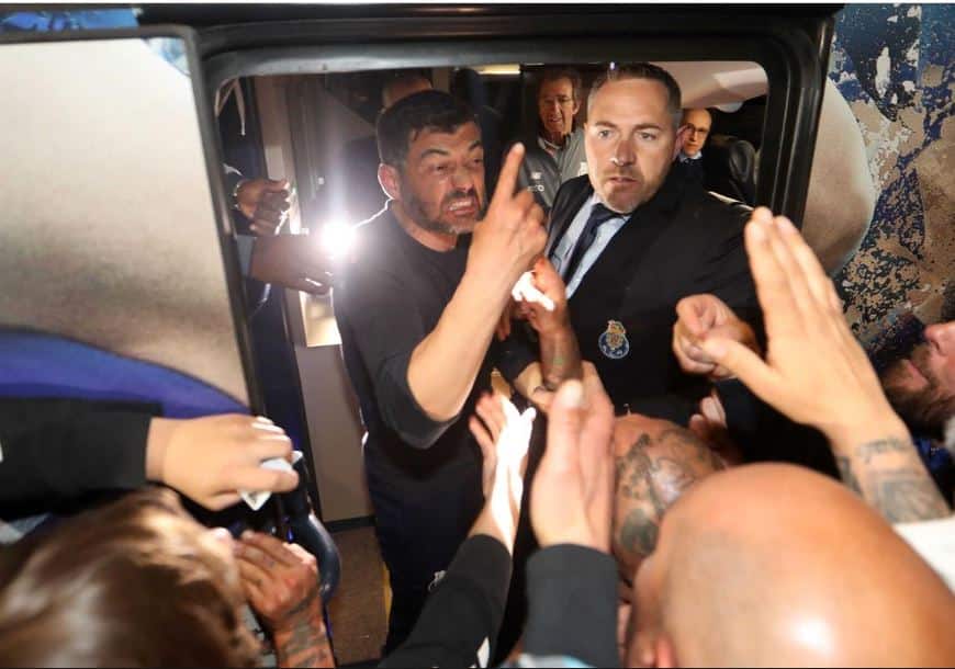 Centenas esperaram pela equipa em euforia 'antecipada' pelo título