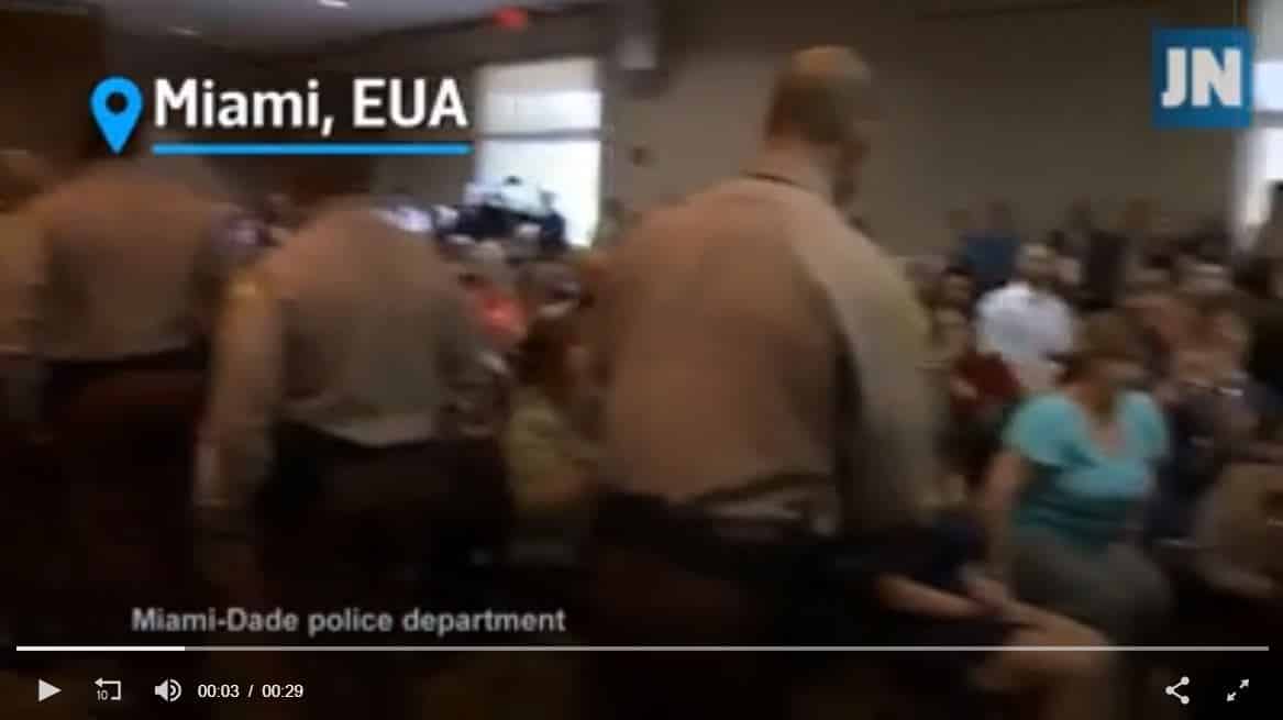 Pede a namorada em casamento durante cerimónia de curso de polícia