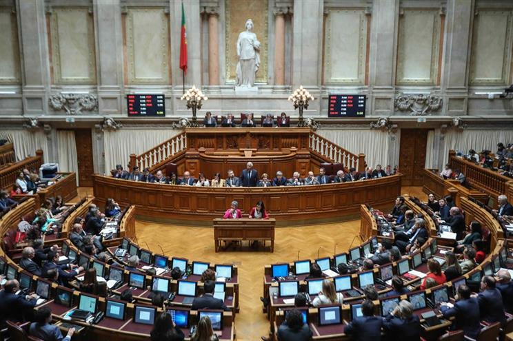 Baratas no Parlamento levam à suspensão da Comissão de Trabalho