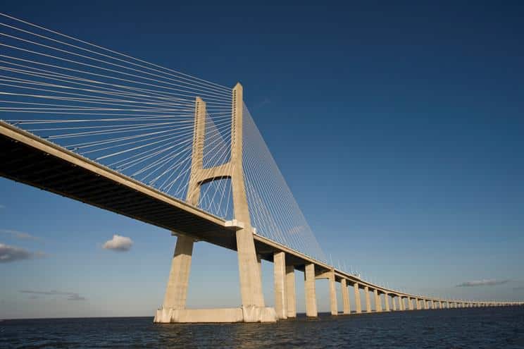 Incêndio em pesado de mercadorias corta acesso à Ponte Vasco da Gama