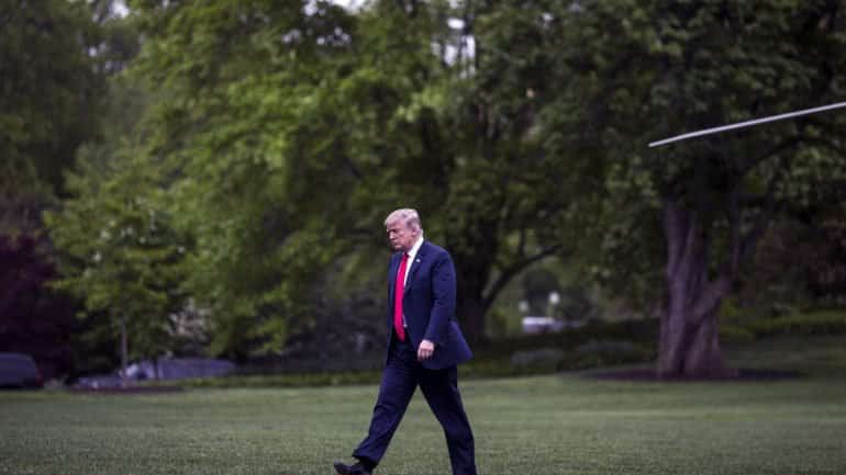 Orgulhosamente só, Trump retira EUA do “acordo desastroso” com o Irão