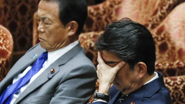 Ministro das Finanças japonês abdica de um ano de salário depois de escândalo de corrupção