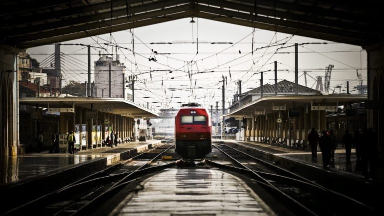 Trabalhadores ferroviários estão em greve contra projeto de agente único