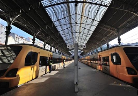 Comboios parados esta segunda-feira