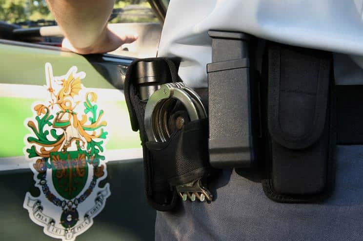 Condutor em fuga provoca acidente