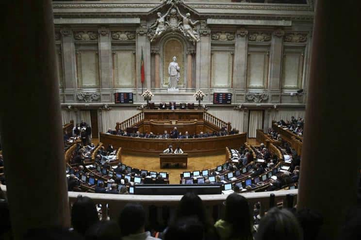 Parlamento aprova fim da sobretaxa dos combustíveis