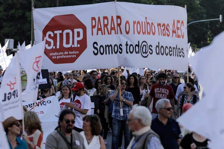 Greve de professores cancela reuniões em mais de 100 escolas