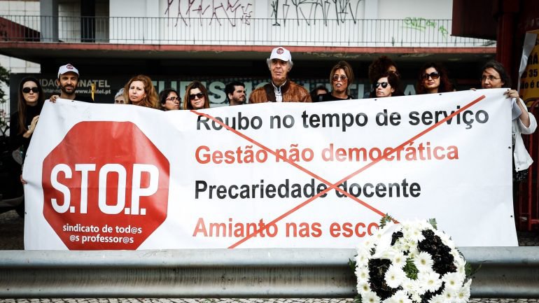Greve dos professores às avaliações continua, agora só convocada pelo S.T.O.P.