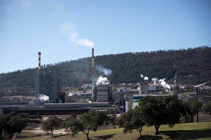 Cinco bombeiros feridos em incêndio na Celtejo
