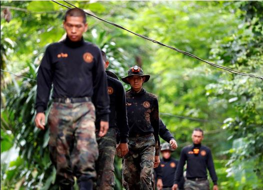 Crianças presas em gruta há dez dias vão receber comida e aulas de mergulho