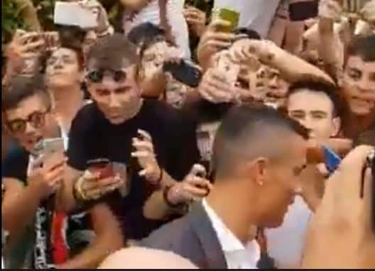 Cristiano Ronaldo recebido em festa para realizar exames médicos