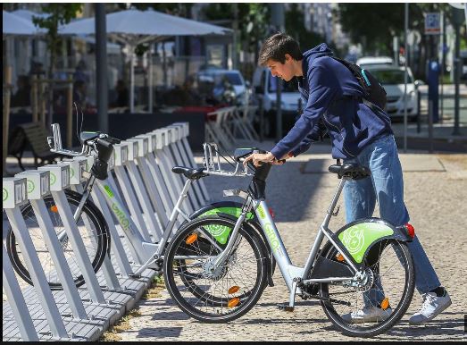 Pernas e braços partidos: bicicletas da capital são um perigo à solta