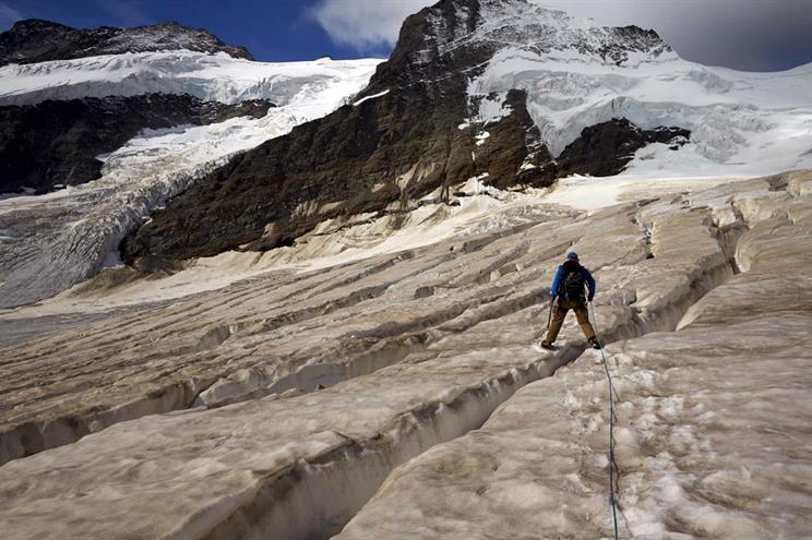 Cadáveres cobertos há décadas em glaciares suíços vêm à tona devido ao calor