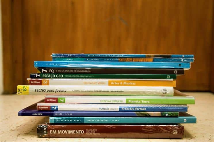 Famílias carenciadas dispensadas de inscrição online para manuais gratuitos