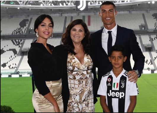 Ronaldo diz-se "abençoado" na primeira fotografia em família em Itália