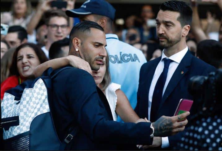 Jogadores da seleção retribuíram carinho dos adeptos na chegada a Portugal