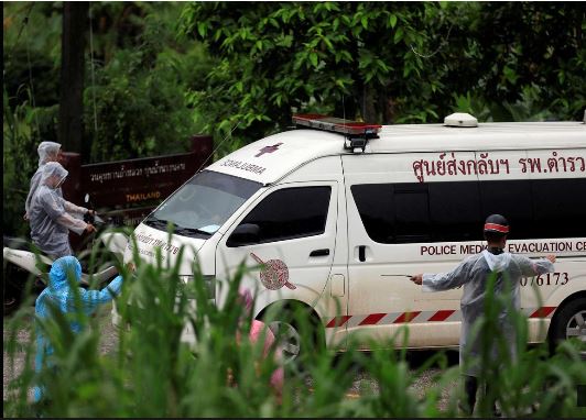 Décimo rapaz retirado do interior da gruta na Tailândia