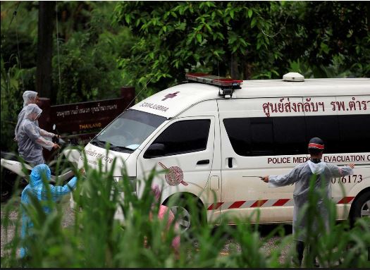 Rapazes e treinador retirados com vida da gruta