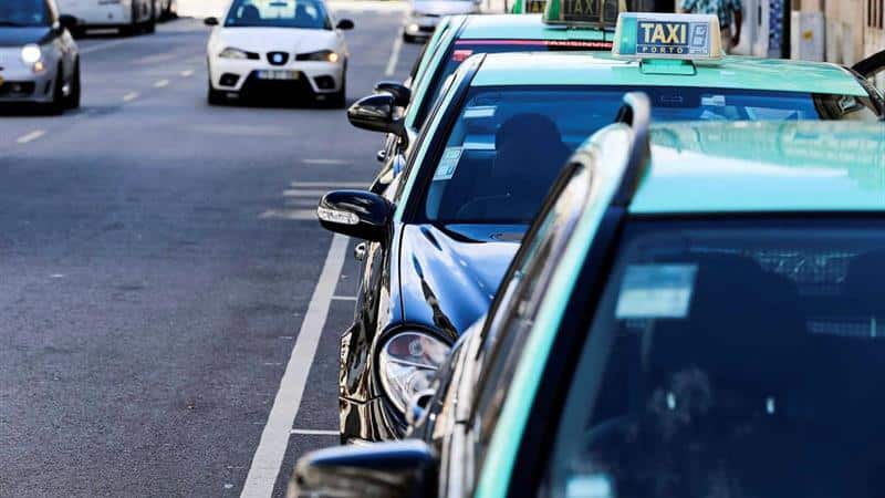 Taxista agride turista por pensar que era da Uber