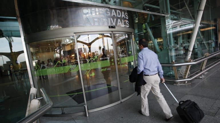 Empresas de estacionamento low cost estarão a enganar clientes no Aeroporto de Lisboa