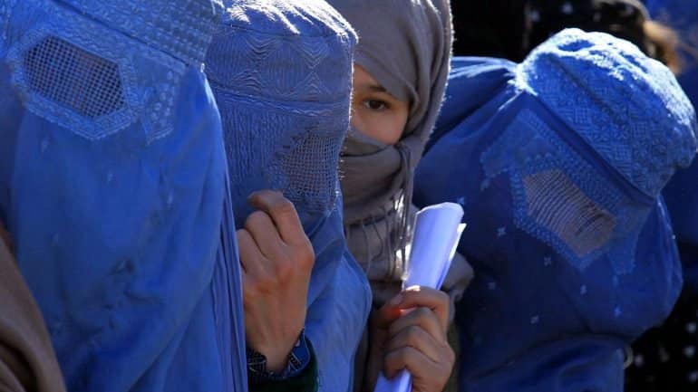 Uso do véu integral islâmico proibido na Dinamarca a partir de hoje
