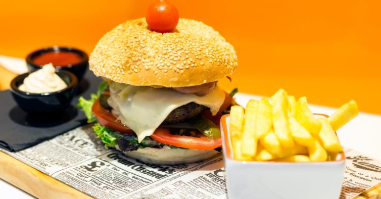 Há um spot no Saldanha onde pode comer hambúrgueres e bitoques 24 horas por dia