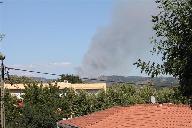 Mais de 100 homens combatem incêndio em Guimarães