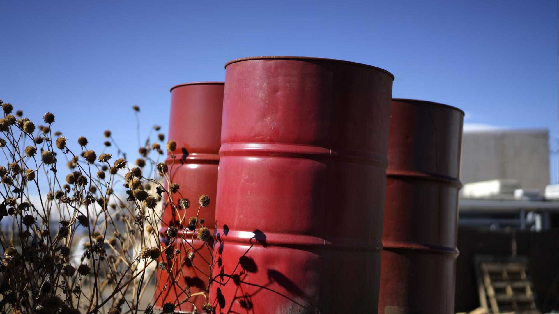 Reservas de petróleo dos EUA sobem e preços recuam