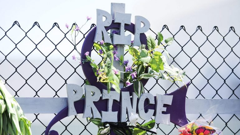 Álbum inédito de Prince chega esta sexta-feira às lojas entre um “Piano and a Microphone 1983”