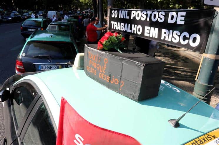Taxistas descontentes com "manobra de diversão" do Governo