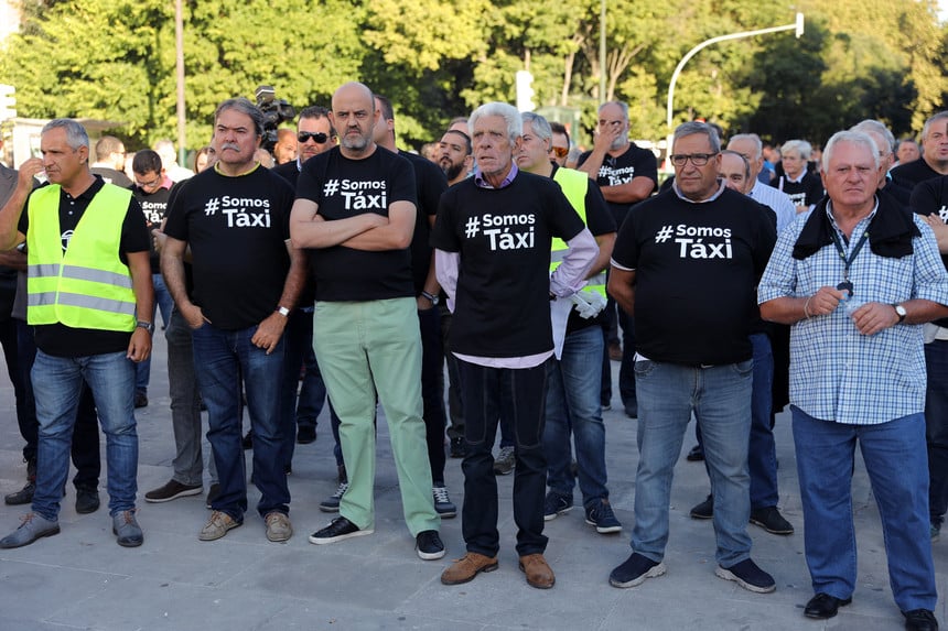 Representantes apelam à manutenção do protesto dos taxistas nas ruas
