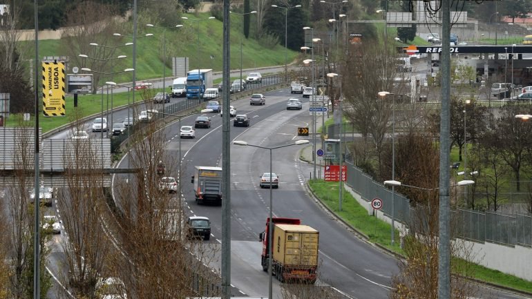 Trânsito cortado nos dois sentidos na 2.ª Circular devido a acidente com camião