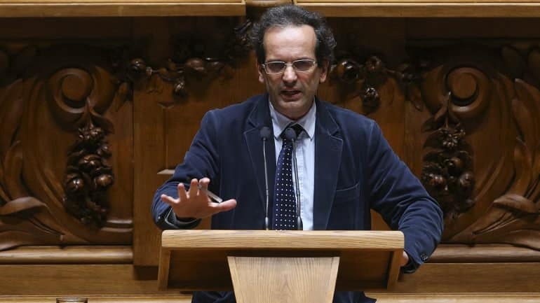 Deputado do PS critica ministro das Finanças. “Há dois Mários Centenos”