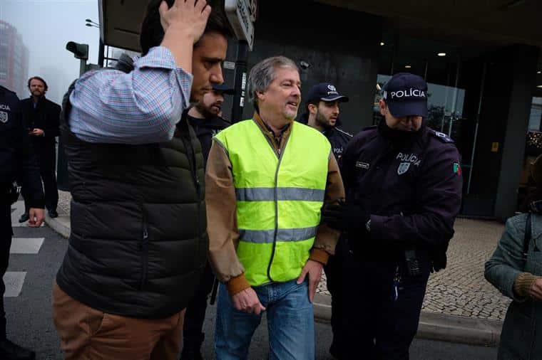 Líder do PNR junta-se aos protestos dos coletes amarelos | Vídeo