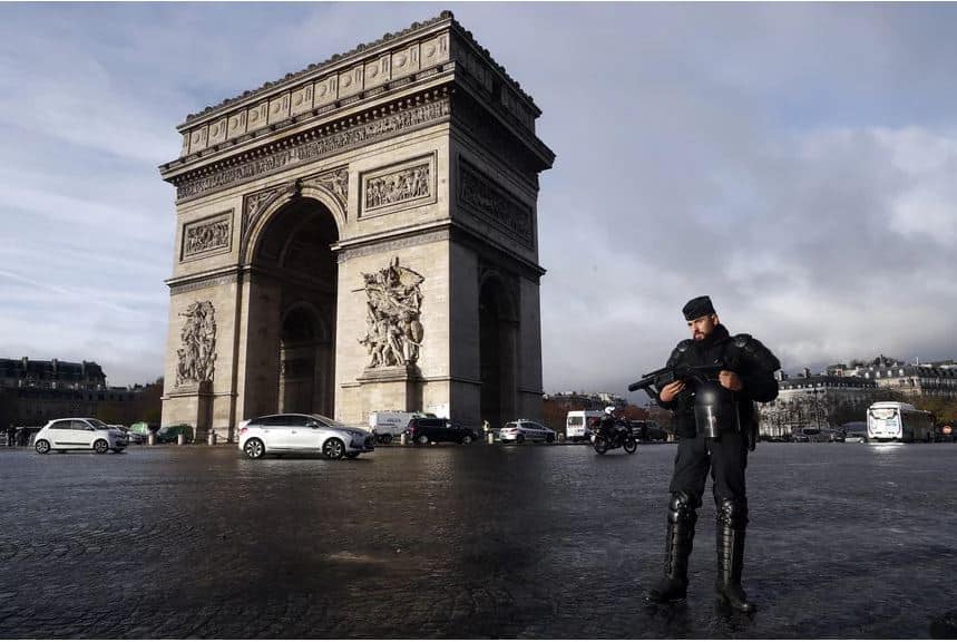 Macron quer Governo reunido com partidos e representantes dos "coletes amarelos"