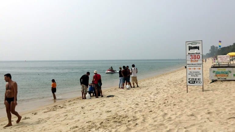 Milhares de turistas deixam ilhas na Tailândia à aproximação de tempestade