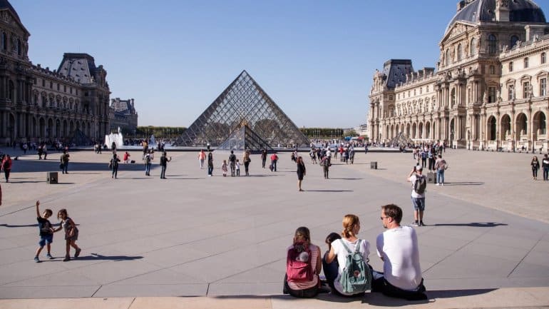 Louvre em Paris bate recordes com mais de dez milhões de visitantes em 2018