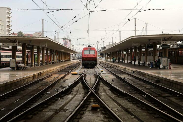 22 novos comboios chegam num prazo máximo de quatro anos, diz ministro