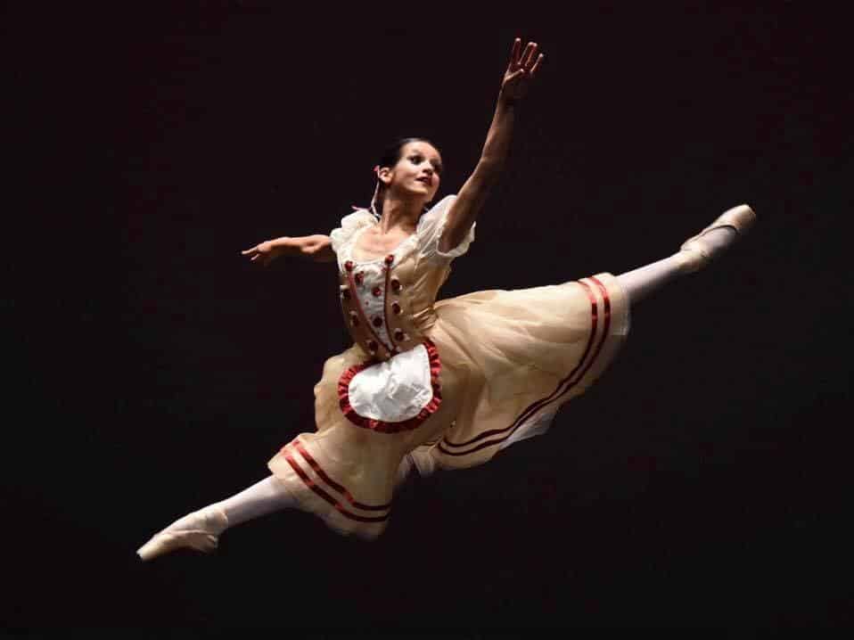 A bailarina de 12 anos que acaba de regressar dos EUA com três medalhas de ouro