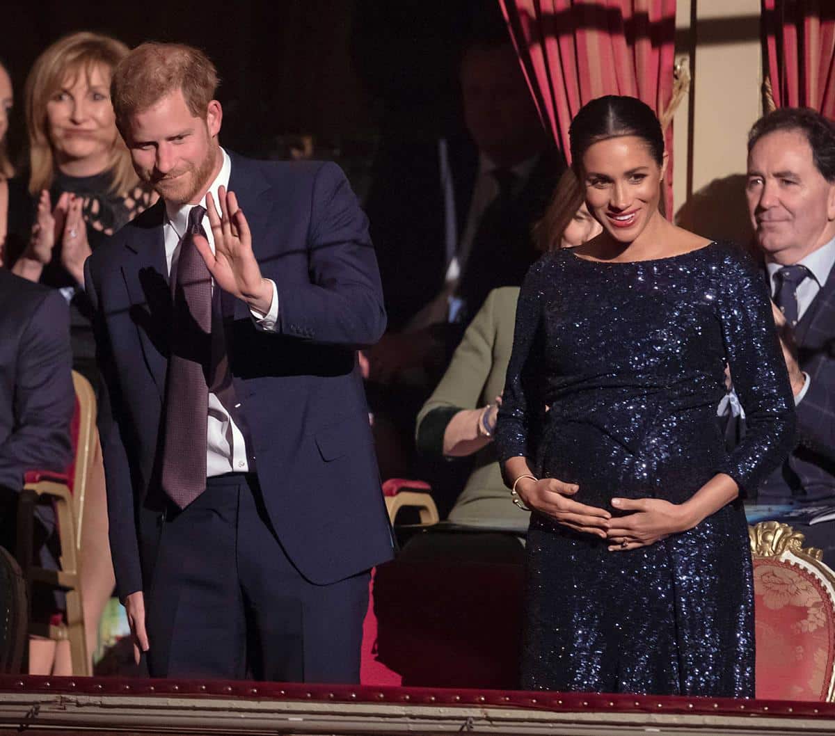 Grávida e de vestido de gala. Meghan Markle está deslumbrante