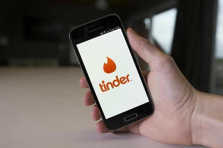 Tinder serviu como forma de mulher extorquir dinheiro a mais de 15 mulheres