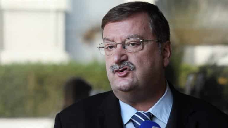 “À ministra da Saúde resvalou-lhe o pé para o chinelo”