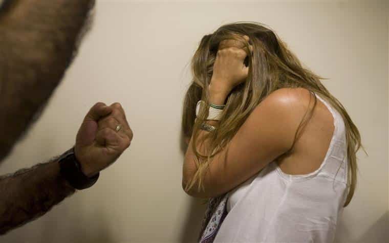 Homem foi condenado por violência doméstica. Juiz Neto de Moura tirou-lhe a pulseira eletrónica