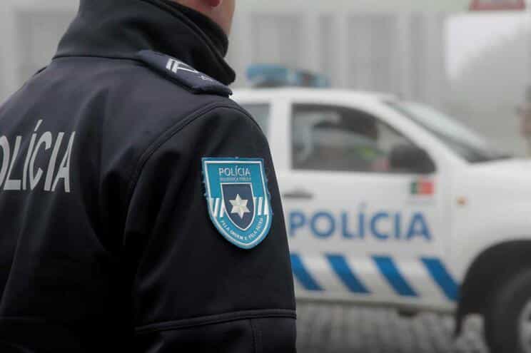 Mulher trancou-se na casa de banho para evitar ser estrangulada