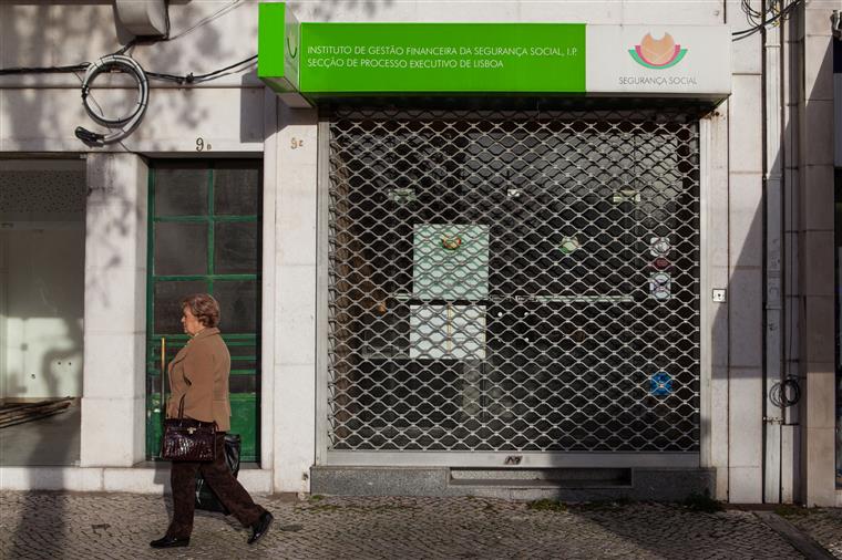 Segurança Social. Funcionária inventava grávidas para receber subsídio de família pré-natal