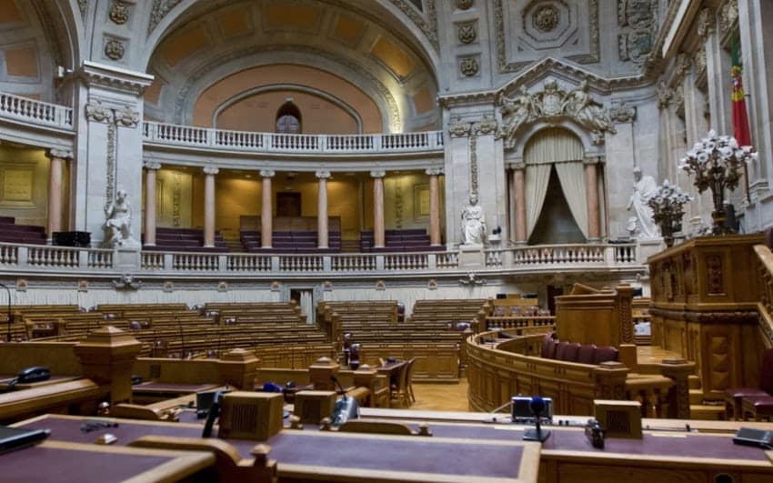 Pena de prisão para políticos que escondam rendimentos