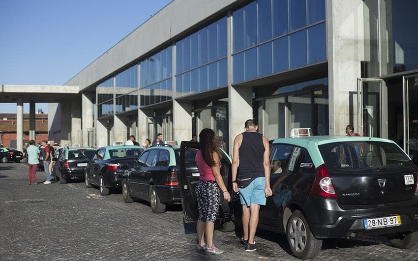 Parlamento discute fim da fixação de preços no setor do táxi