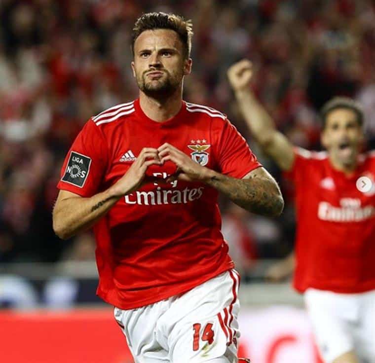 Do susto à goleada na Feira, Benfica recupera a liderança do campeonato